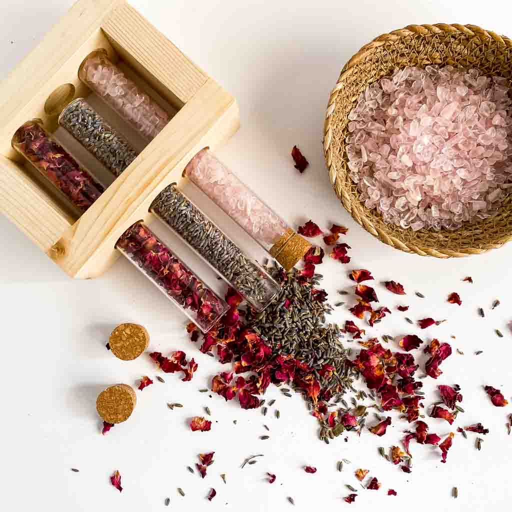 Aromaterapia DIY contiene todo lo que necesitas para integrar la energía de los cristales y las hierbas en tus mezclas de aceites esenciales, pociones y rituales.
