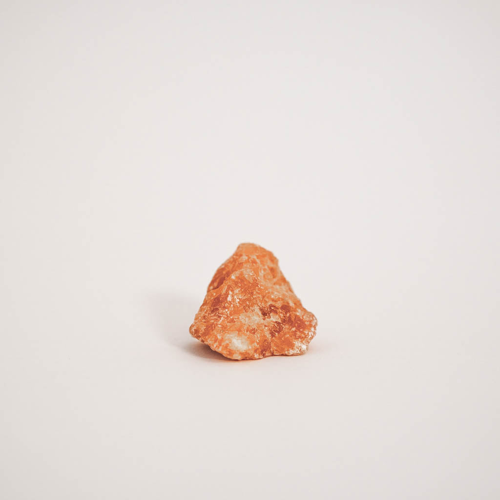La Calcita Naranja es una piedra altamente energizante y equilibra las emociones. 