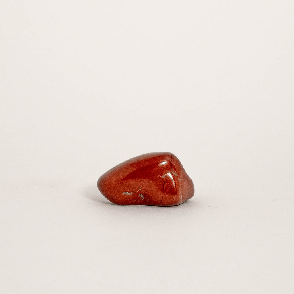 El Jaspe Rojo es una piedra altamente vigorizante, ayudando a equilibrar el Chakra Raíz.