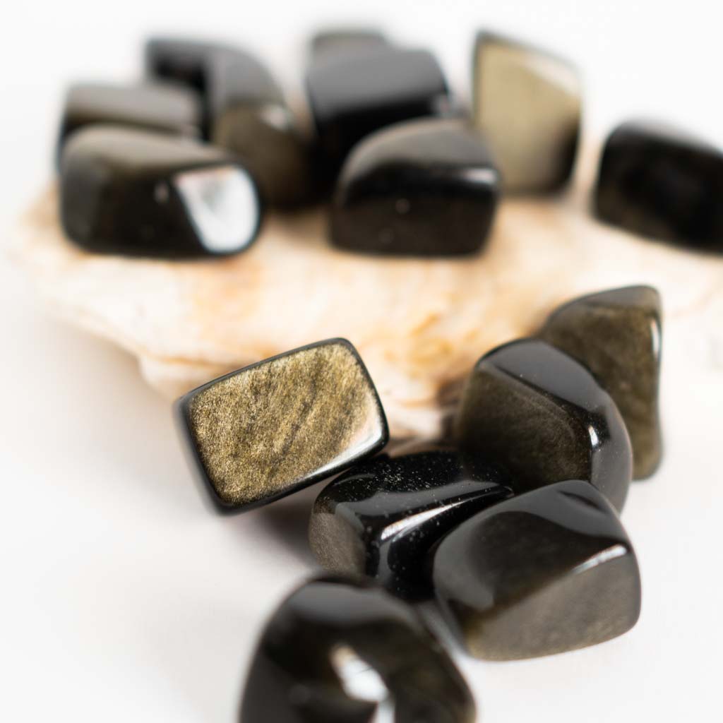 La Obsidiana Dorada es una piedra muy usada para curación y equilibra los campos de energía.
