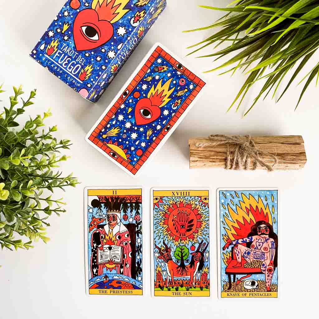 El Tarot del Fuego es una baraja del cartas del Tarot caracterizadas por su vibrante colorido y sus potentes ilustraciones.